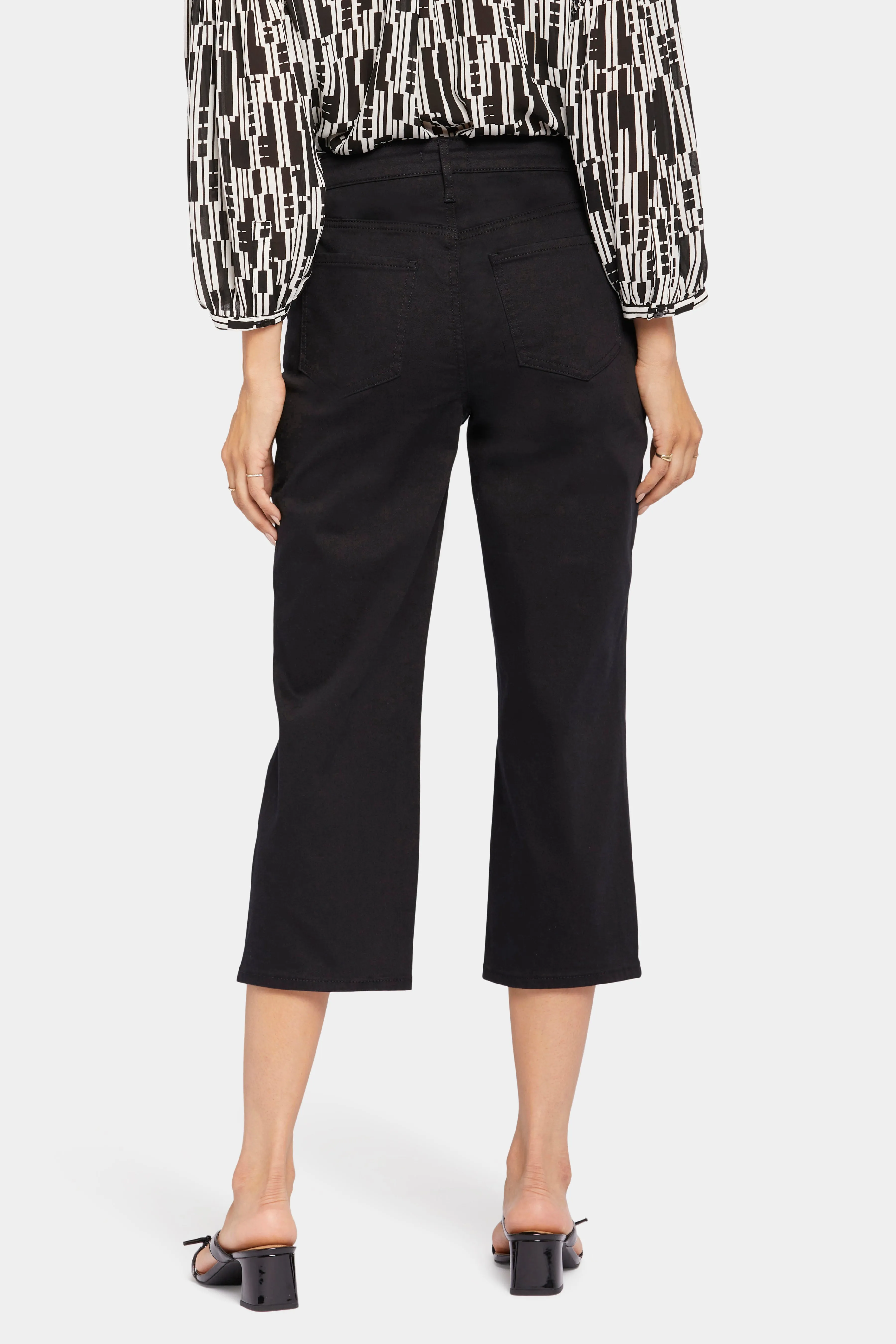 Joni Relaxed Capri Jeans In Petite - Black