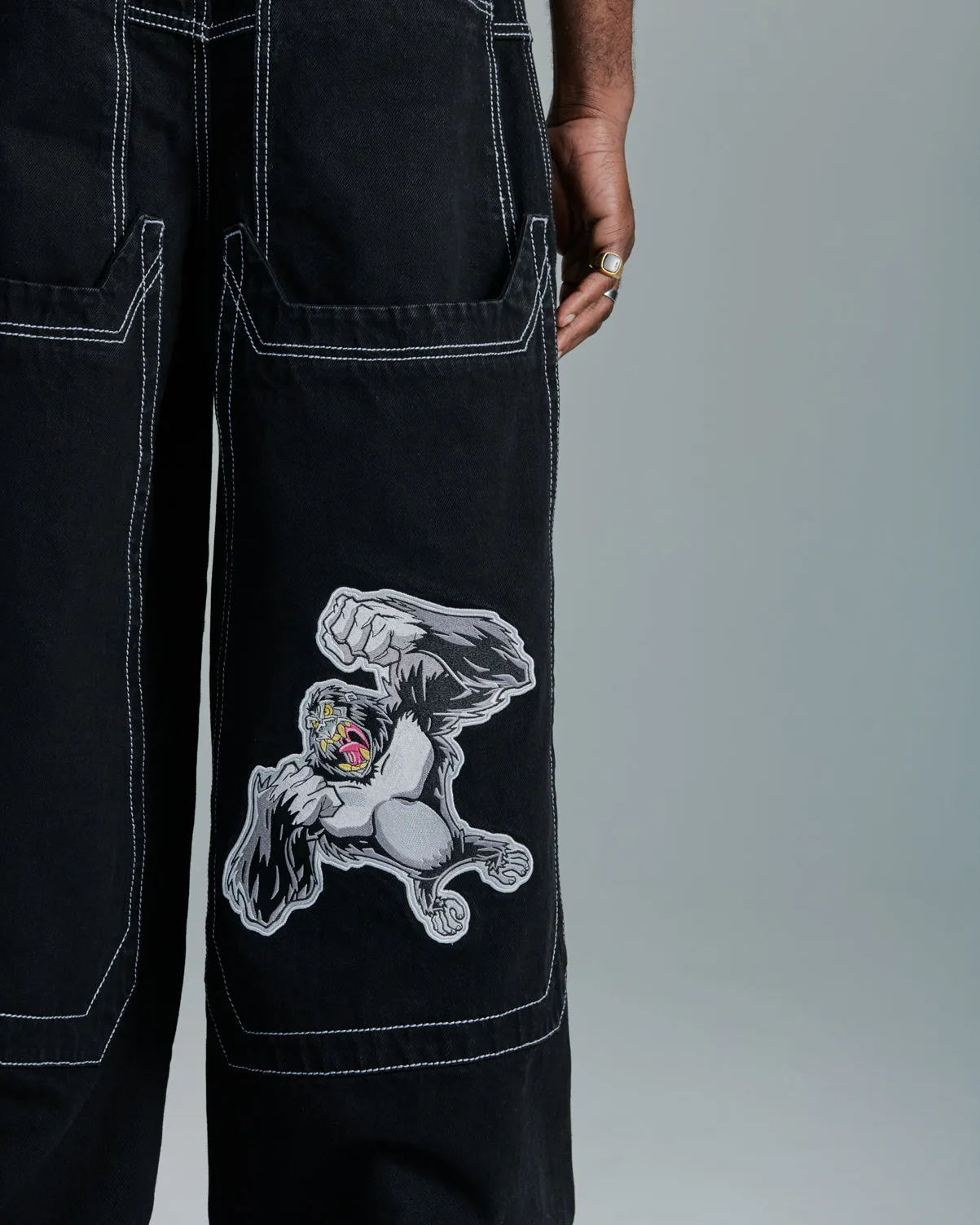 Silverback. 32. Jet Black.